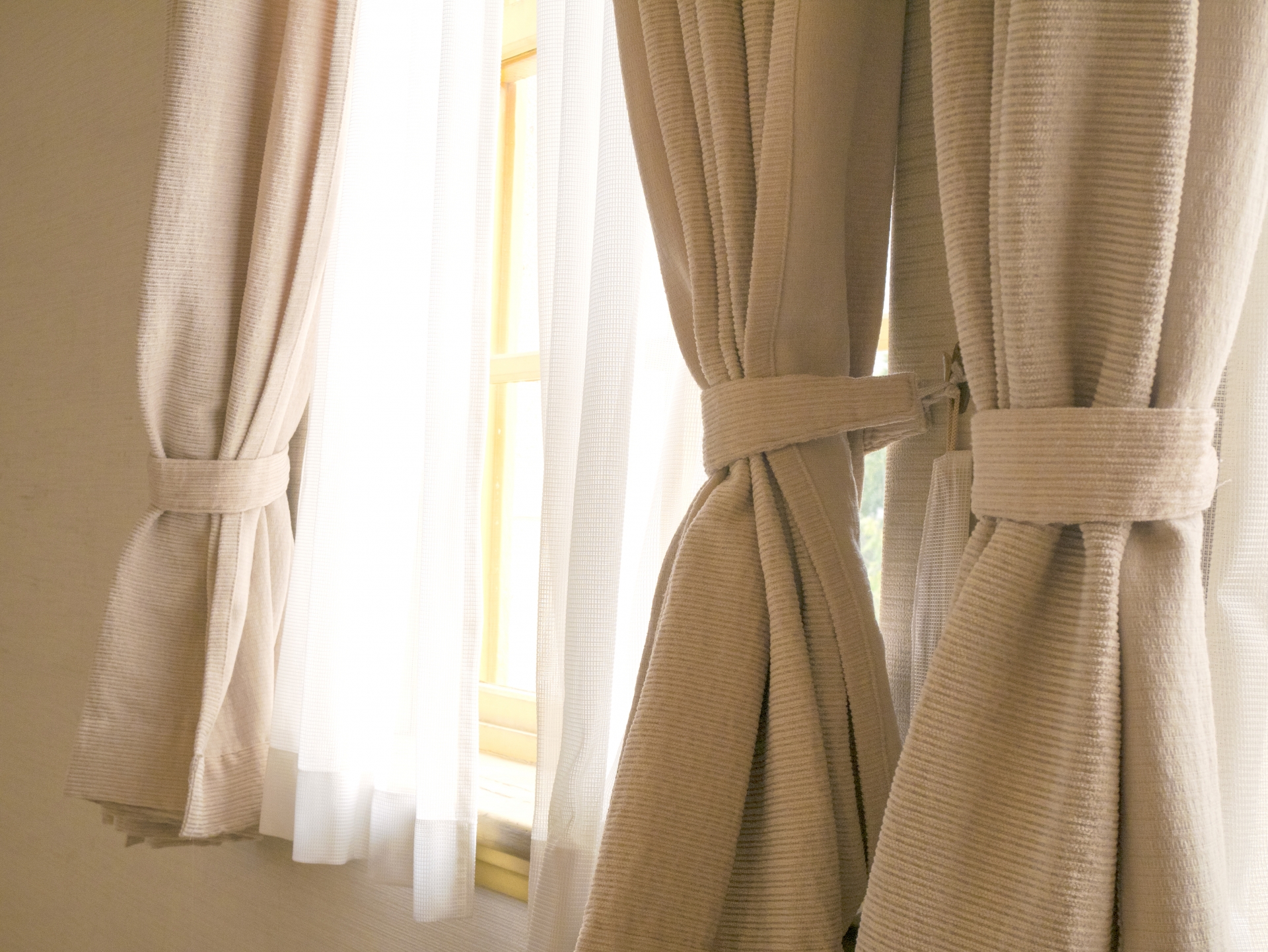 カーテンを束ねる布「タッセル」とは？取り付けの向きやアレンジ方法