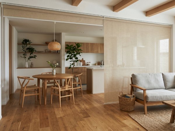 ダイニングとリビングをロールスクリーンで分けている