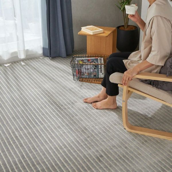 和室にカーペットを敷くお部屋と女性