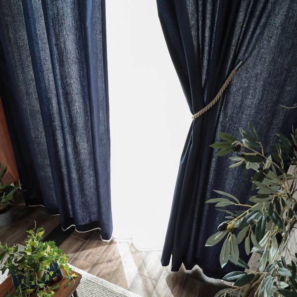 ネイビーカラーのリネン混カーテン