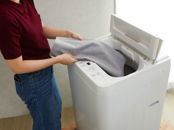 ロールスクリーンを洗濯機に入れている