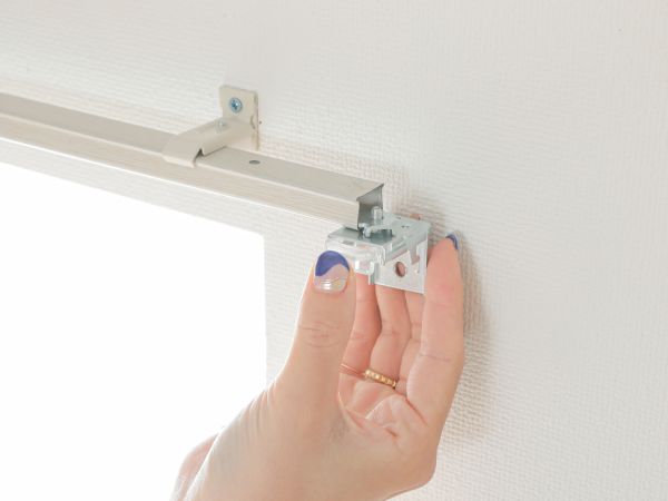 カーテンレールに取り付けブラケットを通している