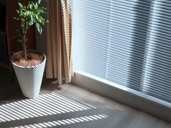 ブラインドとカーテンを併用した窓辺