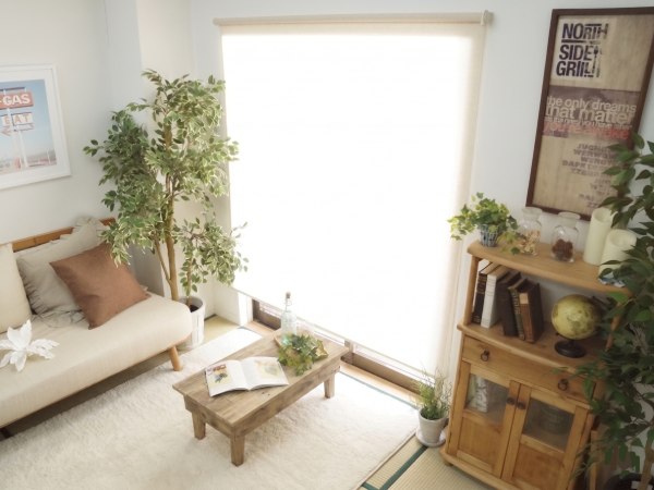 畳の部屋に合うロールスクリーンとナチュラルインテリア