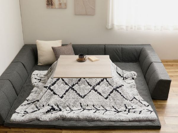 ラグソファの上にこたつが置かれている