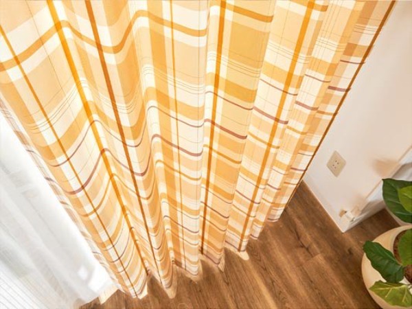 キッチンにぴったりのオレンジ色のカーテン