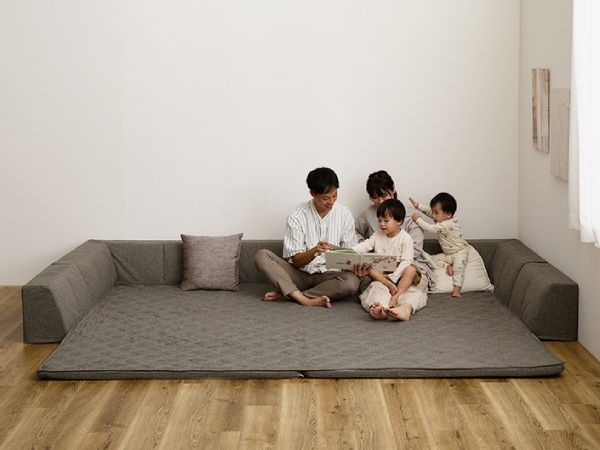 ラグソファで家族が過ごしている
