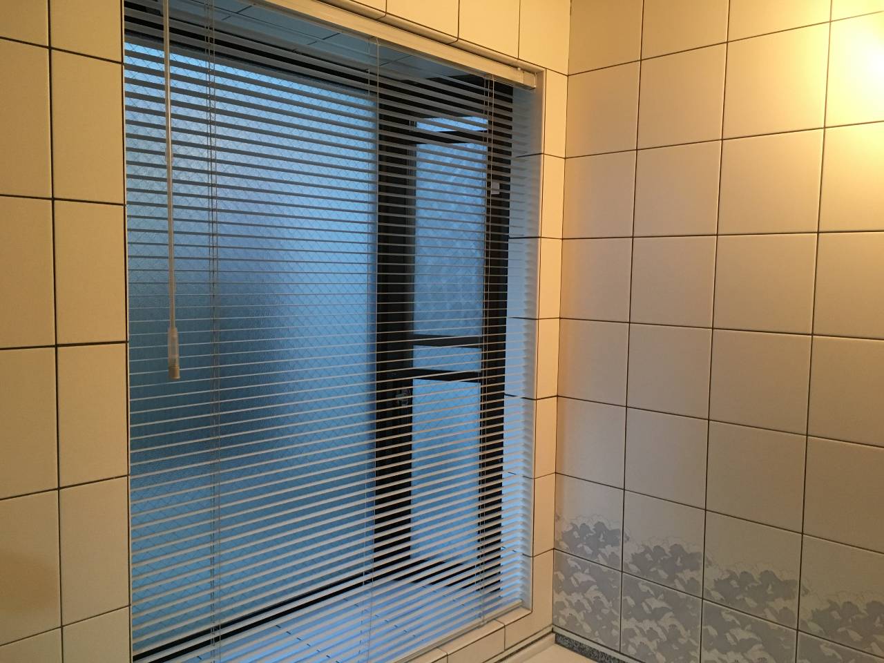 浴室の窓におすすめのブラインド3選 目隠しにも スタッフ宅に設置してみた ラグ カーペット通販 びっくりカーペット