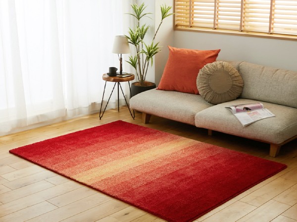 オレンジ色のラグが敷かれたおしゃれな部屋