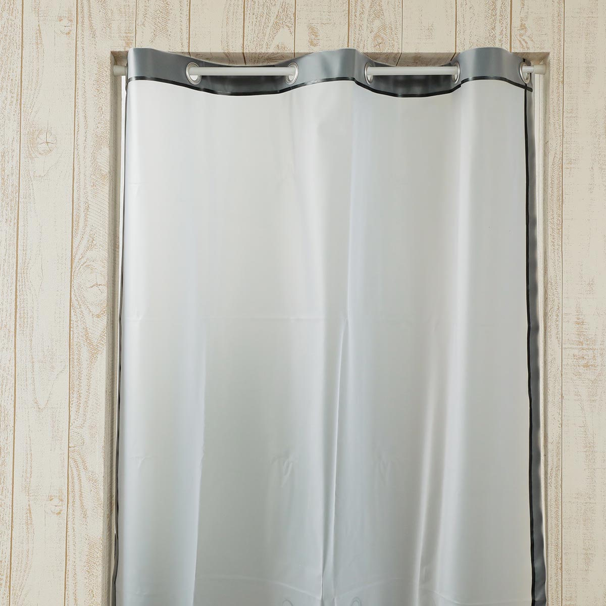 【洗面所のドアなし問題】透けないカーテンでサクッと解決！小窓の目隠しにもおすすめ