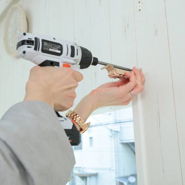 カーテンレールを取り付ける