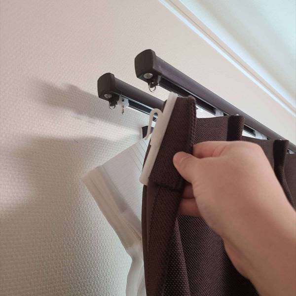 カーテンの端のフック