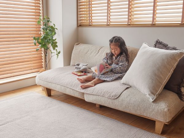 イブルが敷かれたソファに座る子供