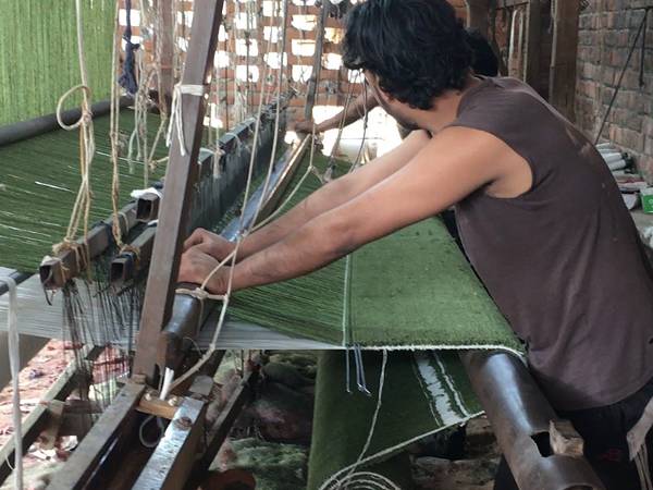 インドでギャッベが織られている工程