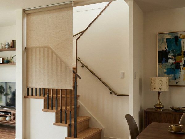 リビング階段の寒さ対策に最適なロールスクリーンとモダンインテリア