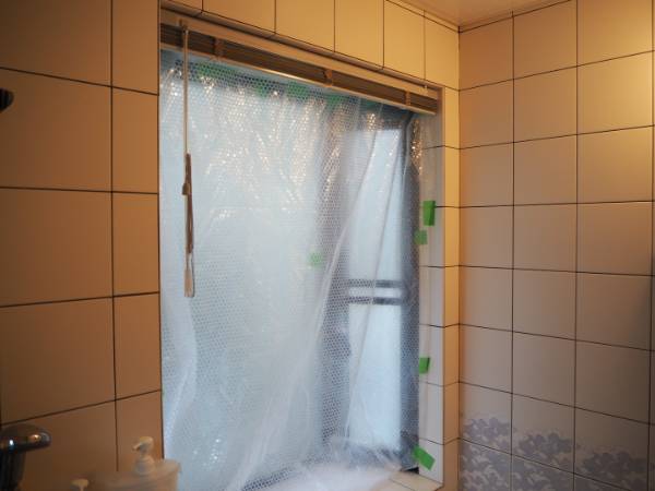 お風呂の窓を気泡緩衝材を使って断熱
