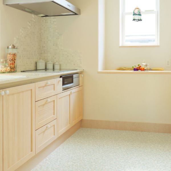 おしゃれなクッションフロアが敷かれたキッチン