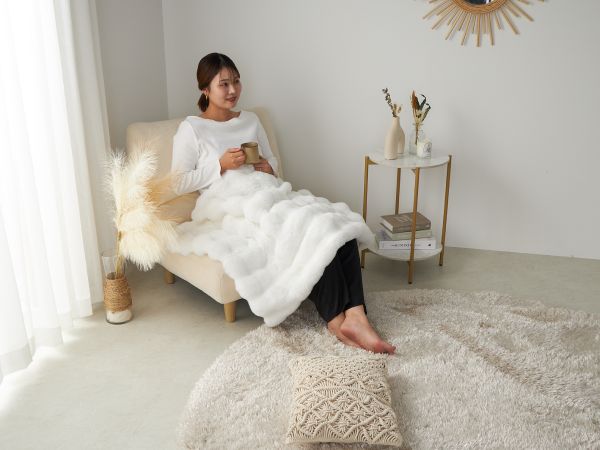 ラグとブランケットが置かれたかわいい部屋