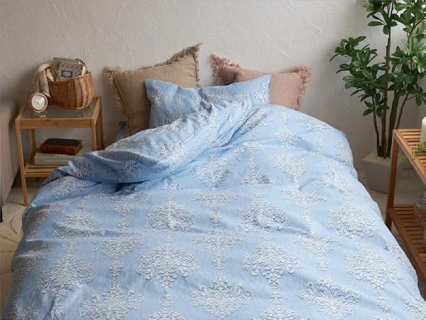 青い布団カバーのベッド