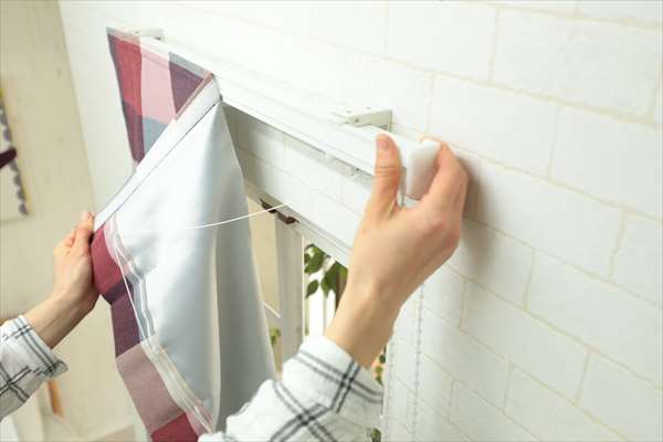シェードカーテンの洗濯方法！生地を取り外す方法やお手入れの注意点も解説
