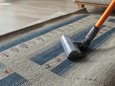 裏返したギャッベに掃除機を掛けているところ