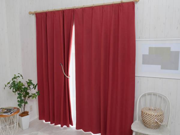 赤いカーテン『エマ』
