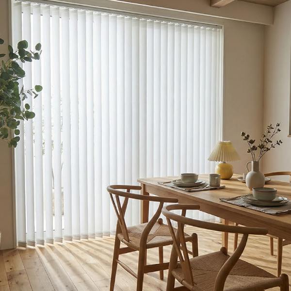 つっぱり式バーチカルブラインドのホワイトとナチュラルインテリア