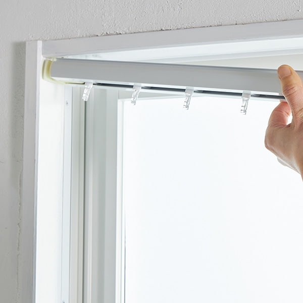 つっぱり式バーチカルブラインドを設置する方法1『伸縮面を壁に当てる』