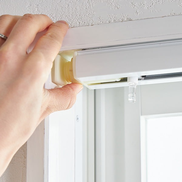 つっぱり式バーチカルブラインドを設置する方法3『テンショングリップを回して本体をしっかり固定』