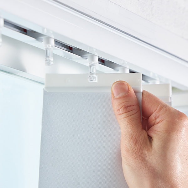 つっぱり式バーチカルブラインドを設置する方法4『ルーバーをランナーに差し込む』