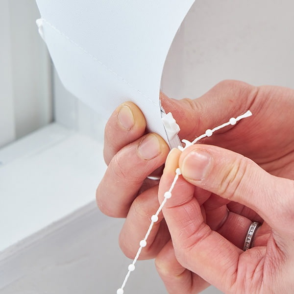 つっぱり式バーチカルブラインドを設置する方法5『ボトムコードを取り付ける』