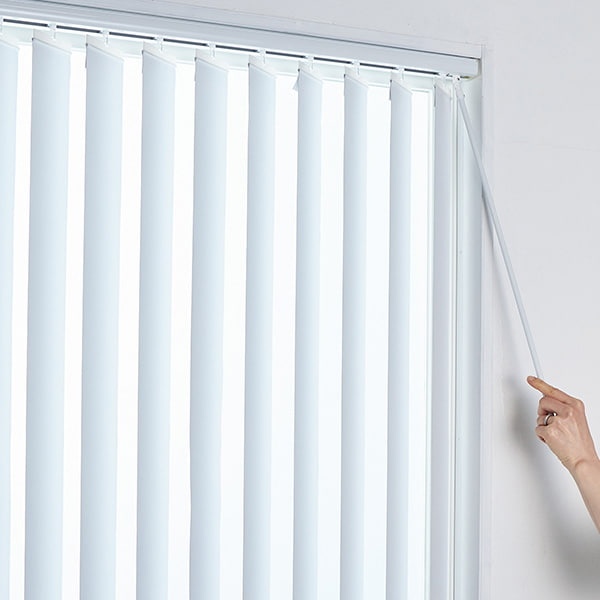 つっぱり式バーチカルブラインドを設置する方法6『開閉操作確認をして完成』