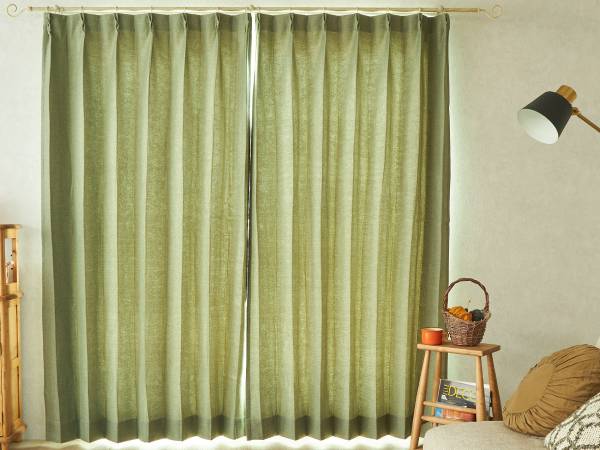 大きな窓にグリーンのおしゃれなカーテン
