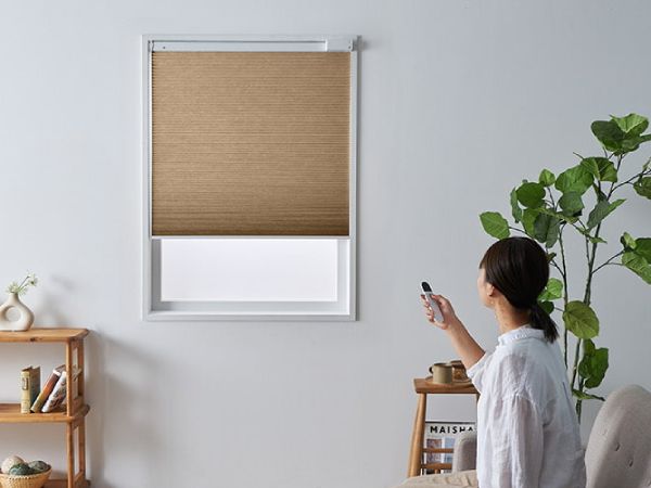 電動タイプのハニカムスクリーン