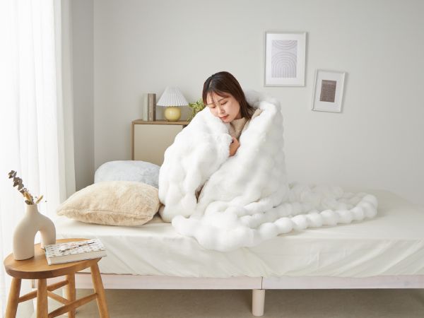 暖かな毛布にくるまれている女性