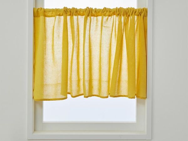 小窓に取り付けられた黄色のカーテン