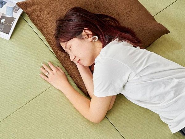 ユニット畳の上で寝る女性