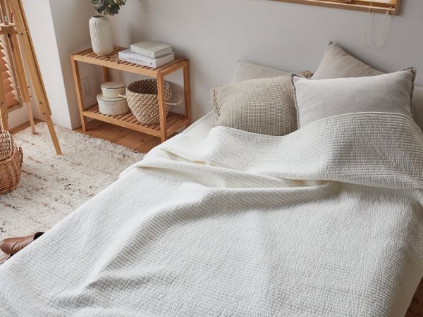 イブルラグをベッドカバー代わりに敷いている