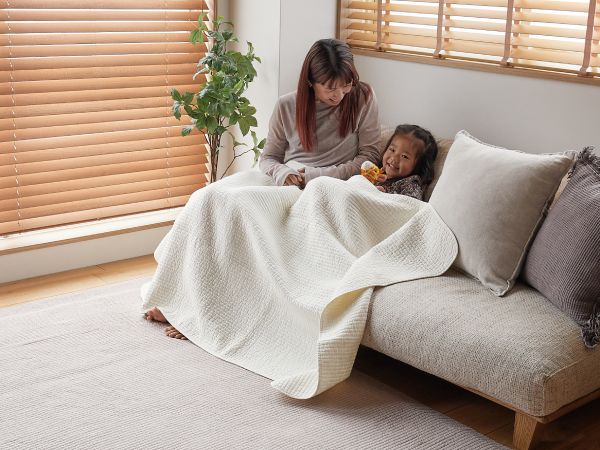 イブルラグをブランケット代わりにして寛ぐ親子