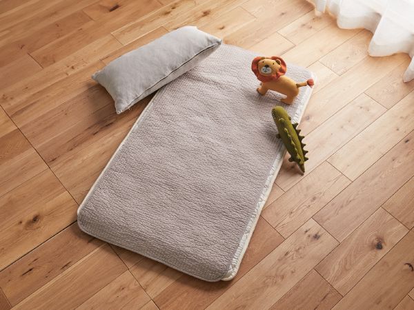 お昼寝マットの上にイブルが敷かれている