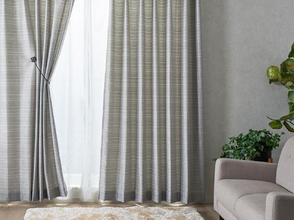 和モダンなカーテンが付けられた部屋