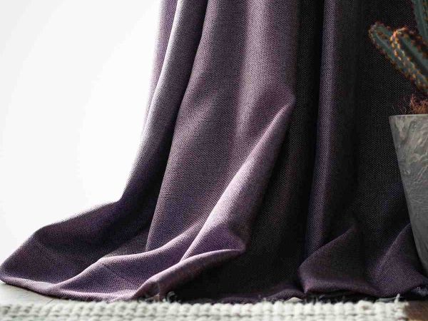 濃い紫色のカーテン