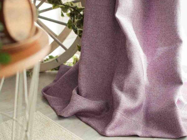 薄い紫のカーテン