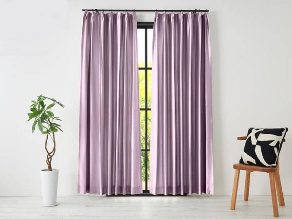 淡い紫色のカーテン