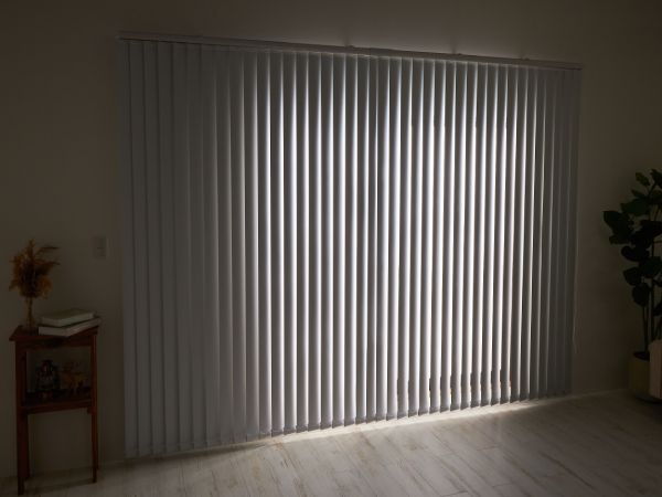 隙間なく羽根が並んだ大型ブラインド
