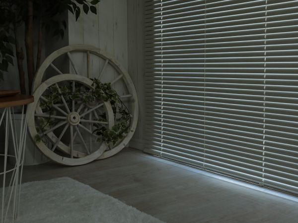 ブラインドに遮光性はある?光漏れ対策と室内を暗くする方法 - ラグ ブラインドに遮光性はある?光漏れ対策と室内を暗くする方法 - ラグ