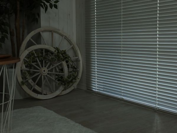 ブラインドの羽根を閉じたときの光の入り方