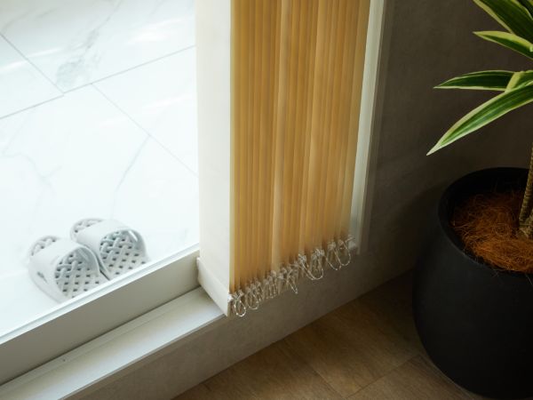 ボトムコード付きのバーチカルブラインドが整然と並んでいる