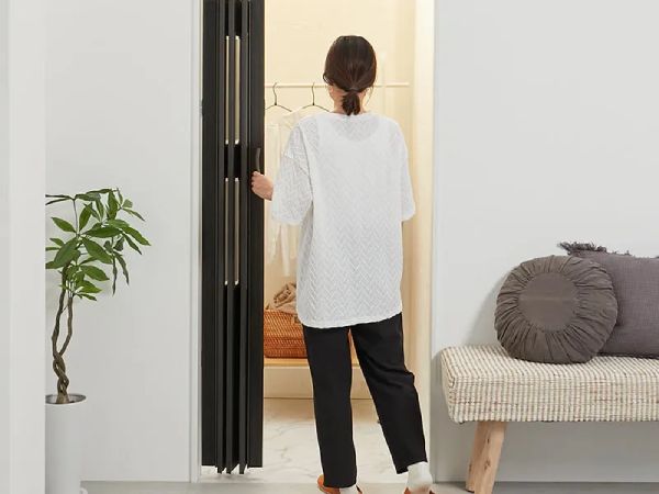 空間の間仕切りに便利なパネルドア