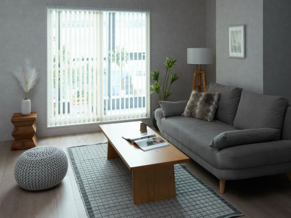 ボトムコードがついたバーチカルブラインドが設置されているリビング